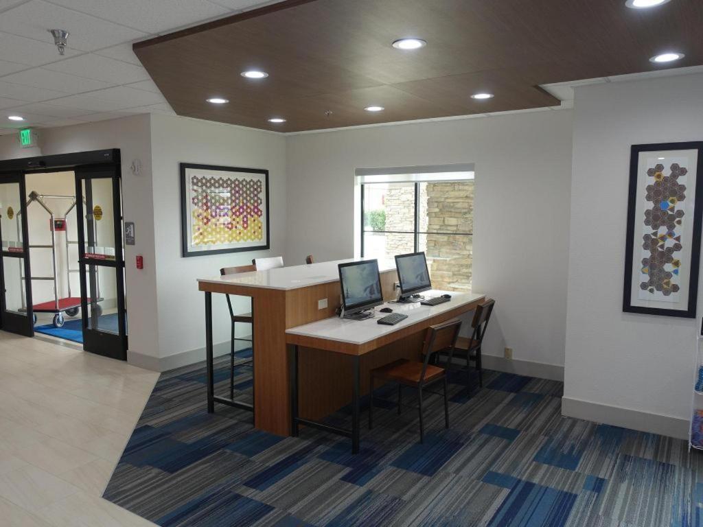Holiday Inn Express & Suites ברנטווד מראה חיצוני תמונה